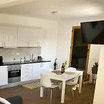 شقة Center W/ Terrace 5 Min